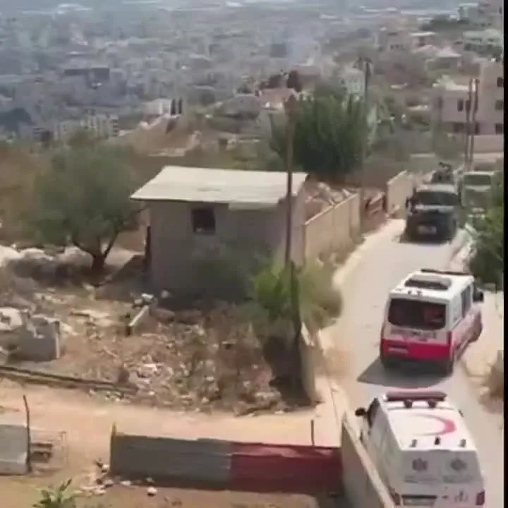 Image: Palestinien accroché sur une jeep israélienne
