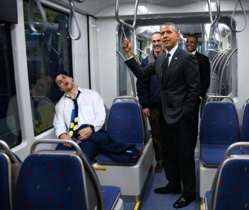 Image: Barack Obama dans le métro à côté d'un dormeur