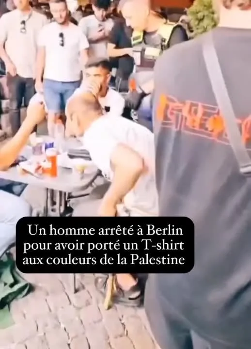 Image: Arrêté pour avoir porté un t-shirt de la Palestine