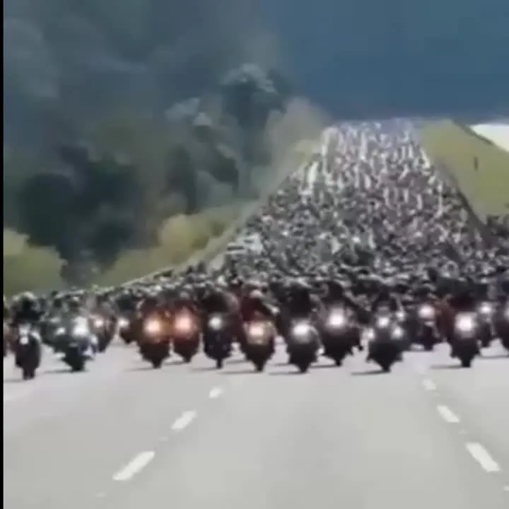 Image: 20'000 motards soutiennent un enfant de 6 ans atteint de cancer