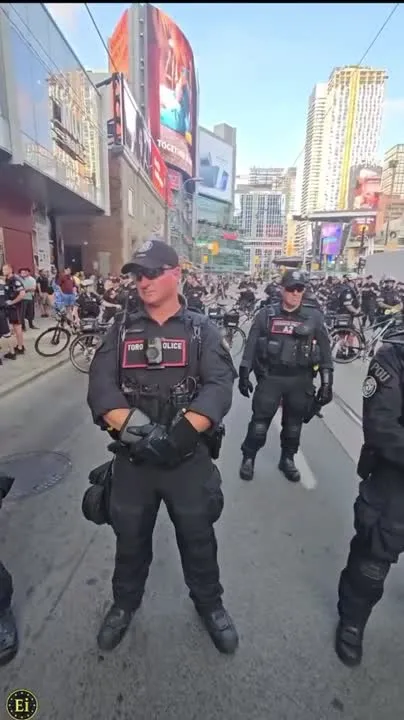 Image: Tramway bloqué à Toronto pour une prière musulmane