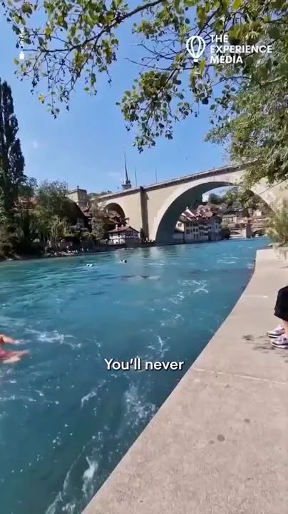 Image: Les Suisses font la navette dans l'eau