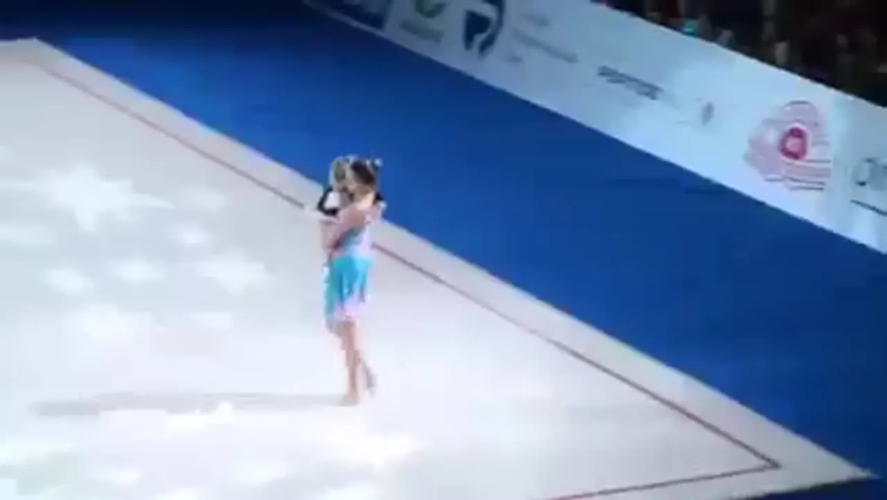Image: Une maman qui danse avec sa fille en pleurs