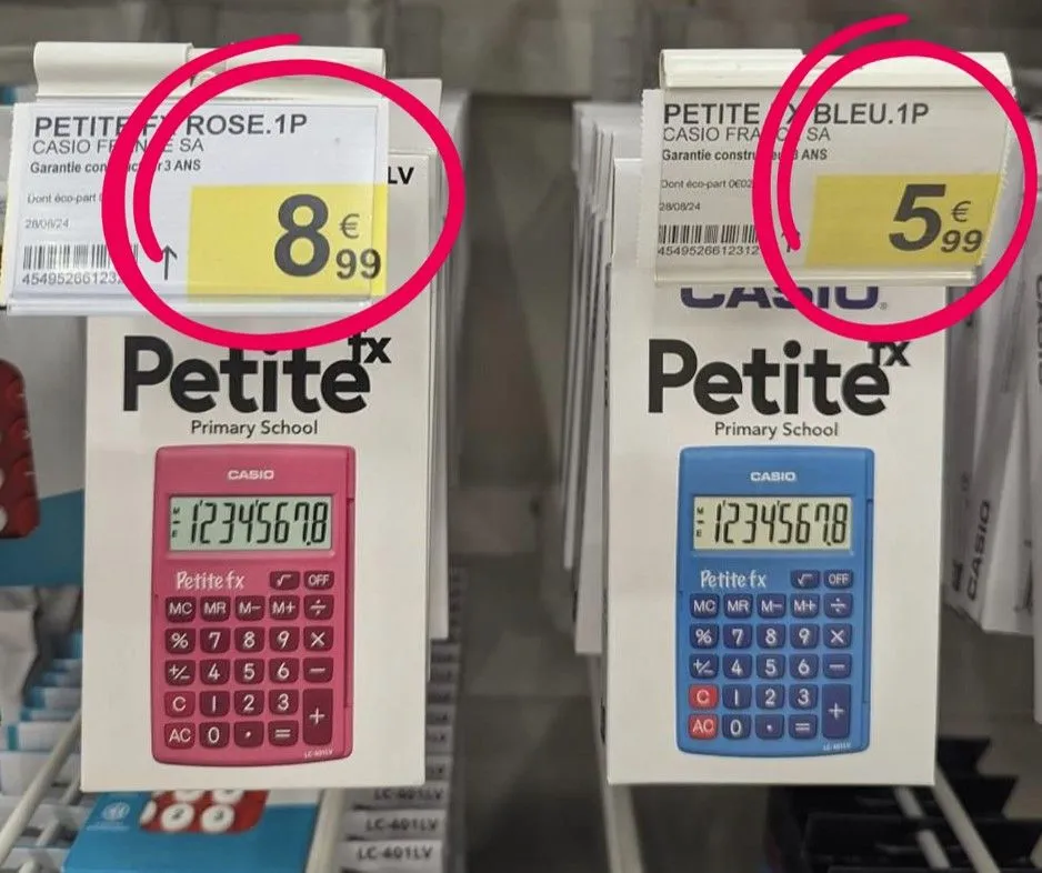 Image: Calculette rose plus chère que la bleue
