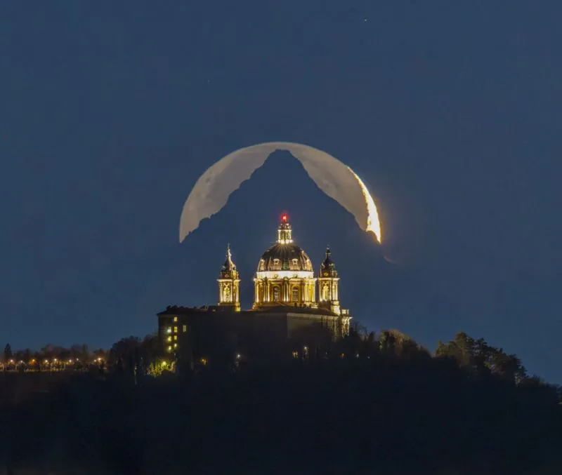 Image: Photo de la lune derrière la basilique de Superga