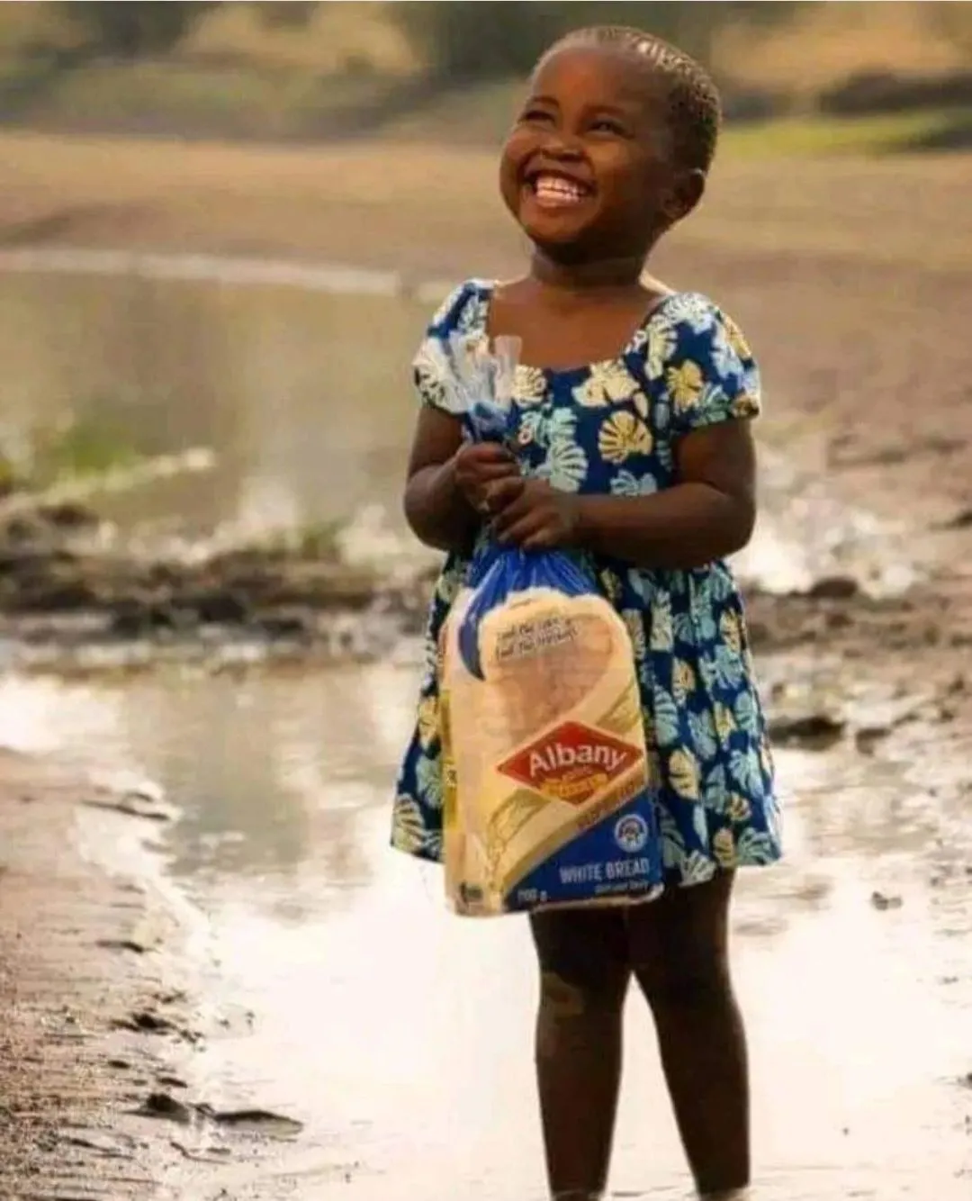 Image: La petite fille de 5 ans et son sachet de pain