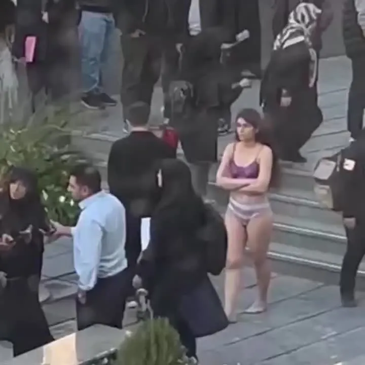 Image: Nue dans les rues de Téhéran