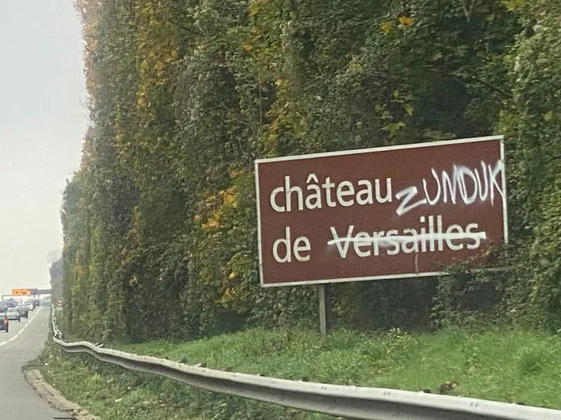 Image: Panneau tagué du Château de Versailles