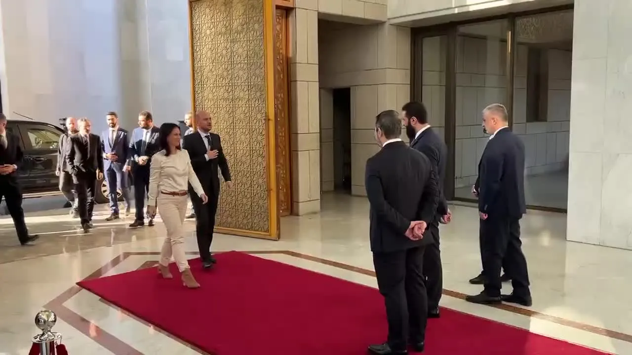 Image: Serrage de main bizarre de Jean-Noël Barrot à Ahmad al-Chareh