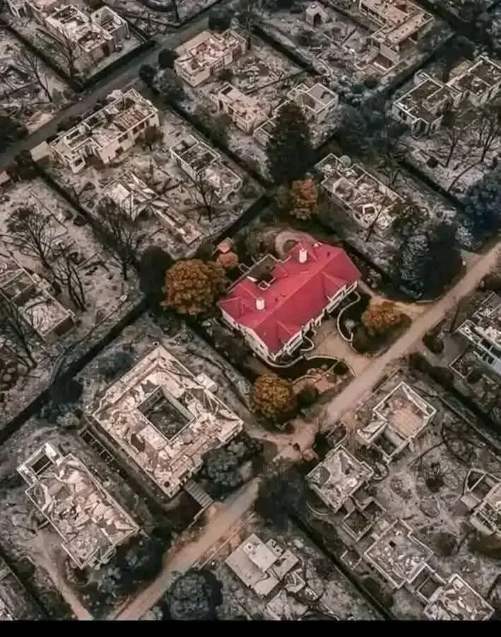 Image: Maison californienne sauvée des flammes par Dieu