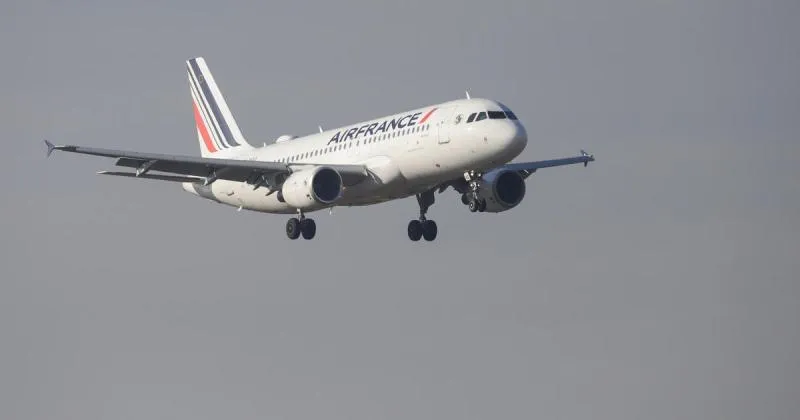 Image: Un homme ne peut s’asseoir à côté d’enfants seuls dans un avion