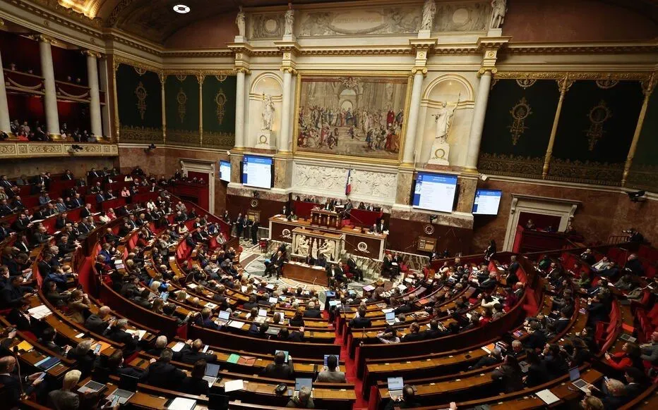 Image: Les ouvriers qui rénovent l'Assemblée nationale  n'ont pas le droit au café