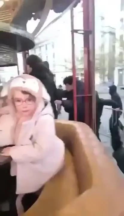 Image: Des jeunes attaquent un manège à Lyon