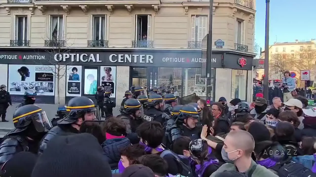 Image: Les CRS ont matraqué et gazé des feministes le 8 mars 2025 à Paris