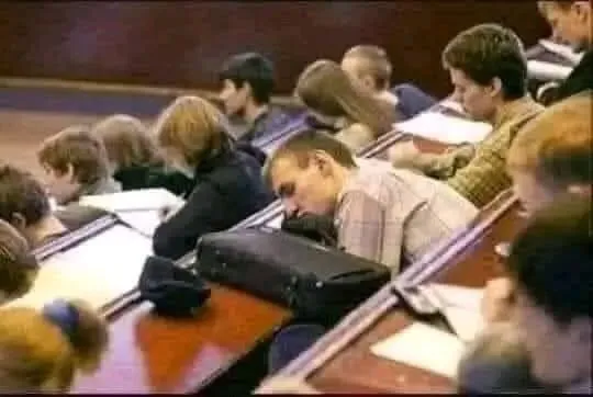 Image: L’etudiant endormi qui résolut un problème impossible