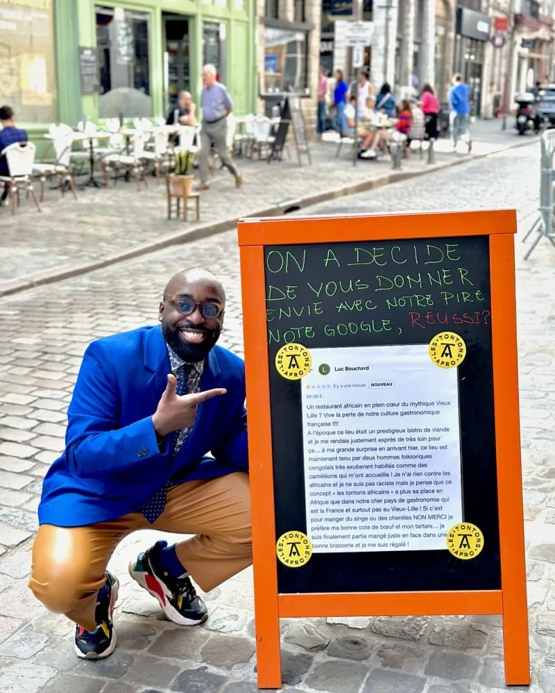 Image: Un restaurant africain transforme un avis raciste en publicité