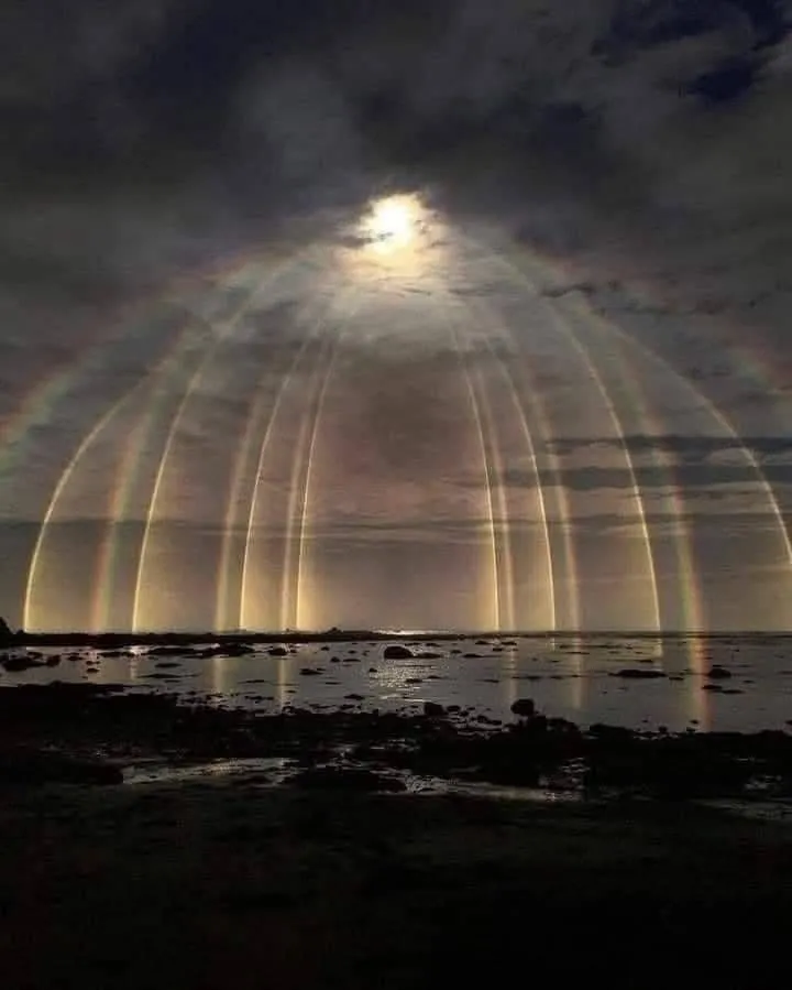 Image: Les arcs-en-ciel de Lune