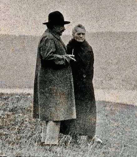 Image: Rencontre entre Albert Einstein et Marie Curie et échange inspirant sur les ascenseurs