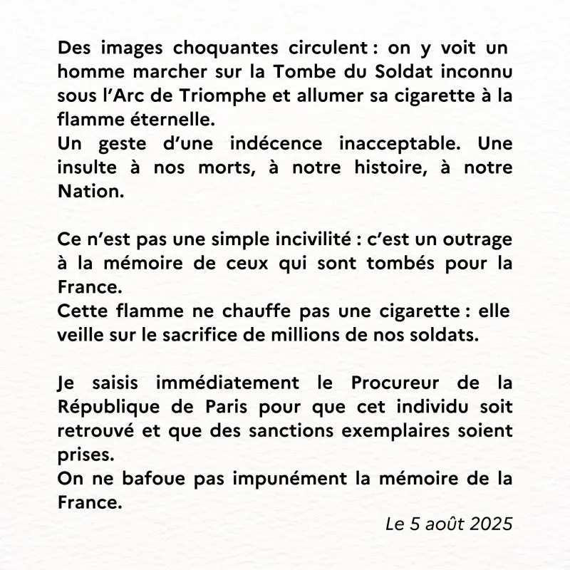 Image: Il allume sa cigarette sur la tombe du soldat inconnu