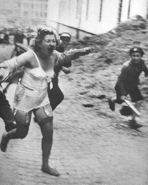 Image: Photo d'une femme rasée en France lors de la libération