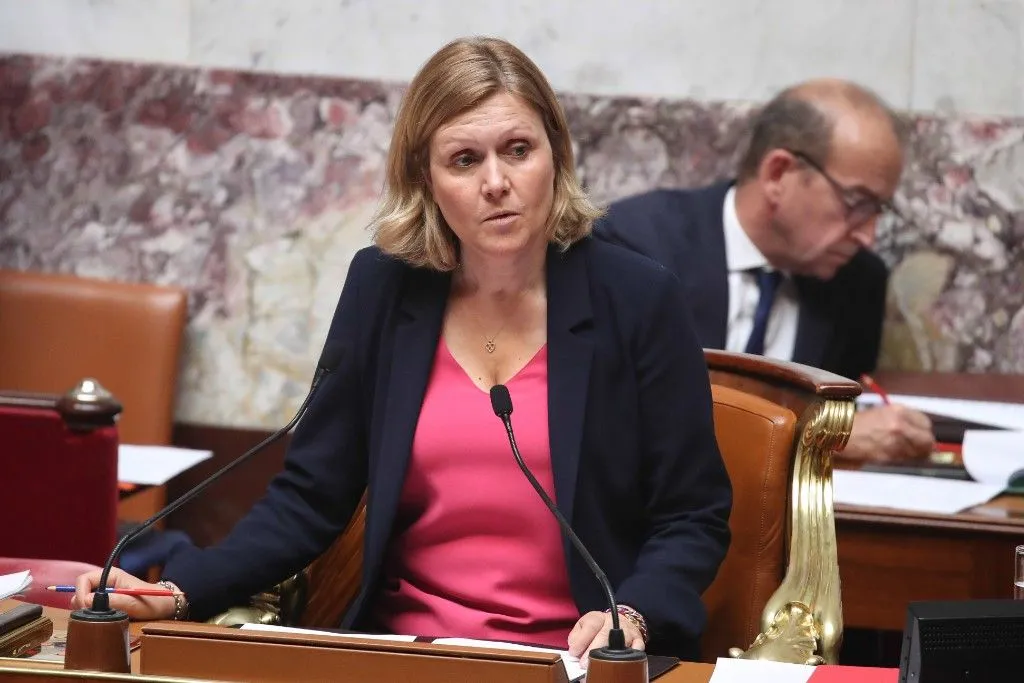 Image: Yaël Braun-Pivet a demandé aux CRS de nourrir ses poules (et non l’inverse)