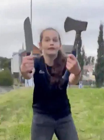 Image: Elle a défendu sa sœur avec un couteau et une hache contre un agresseur