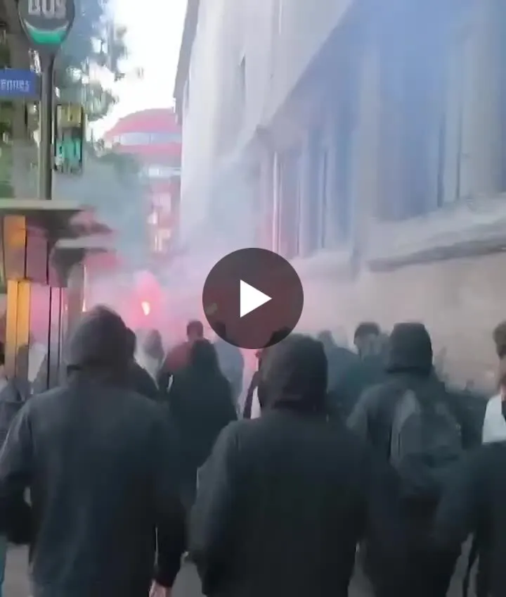 Image: Des manifestants de gauche s'attaquent aux CRS