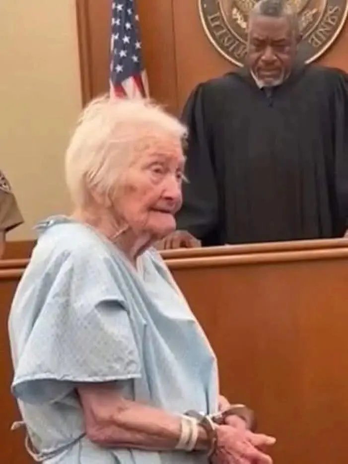 Image: Menotée à 91 ans pour avoir volé des médicaments