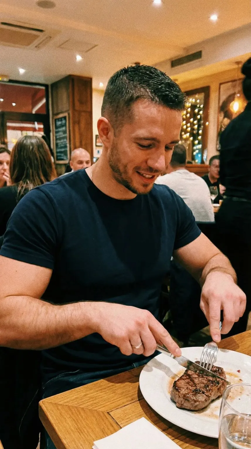 Image: Il mange 500 g de viande rouge par jour et IL VA SUPER BIEN