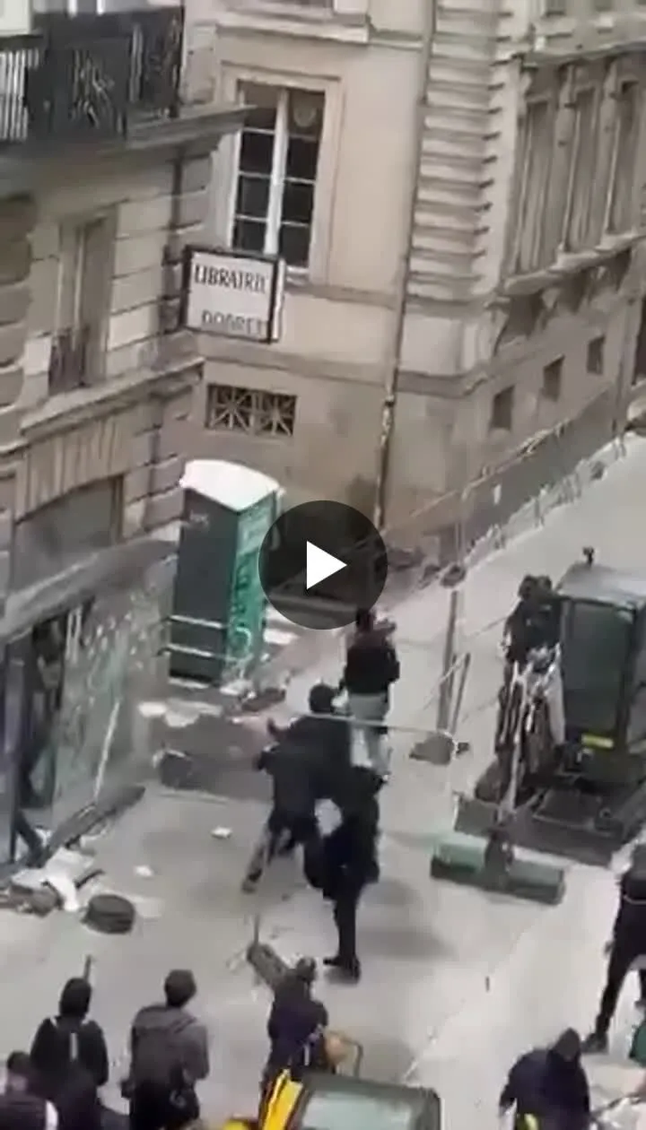 Image: Après les sapins, on attaque les libraries chrétiennes