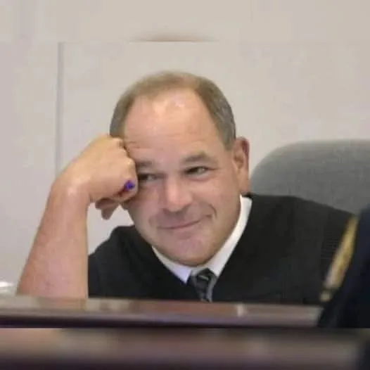 Image: Le juge Michael dans l’Ohio propose des peines en relation avec le délit