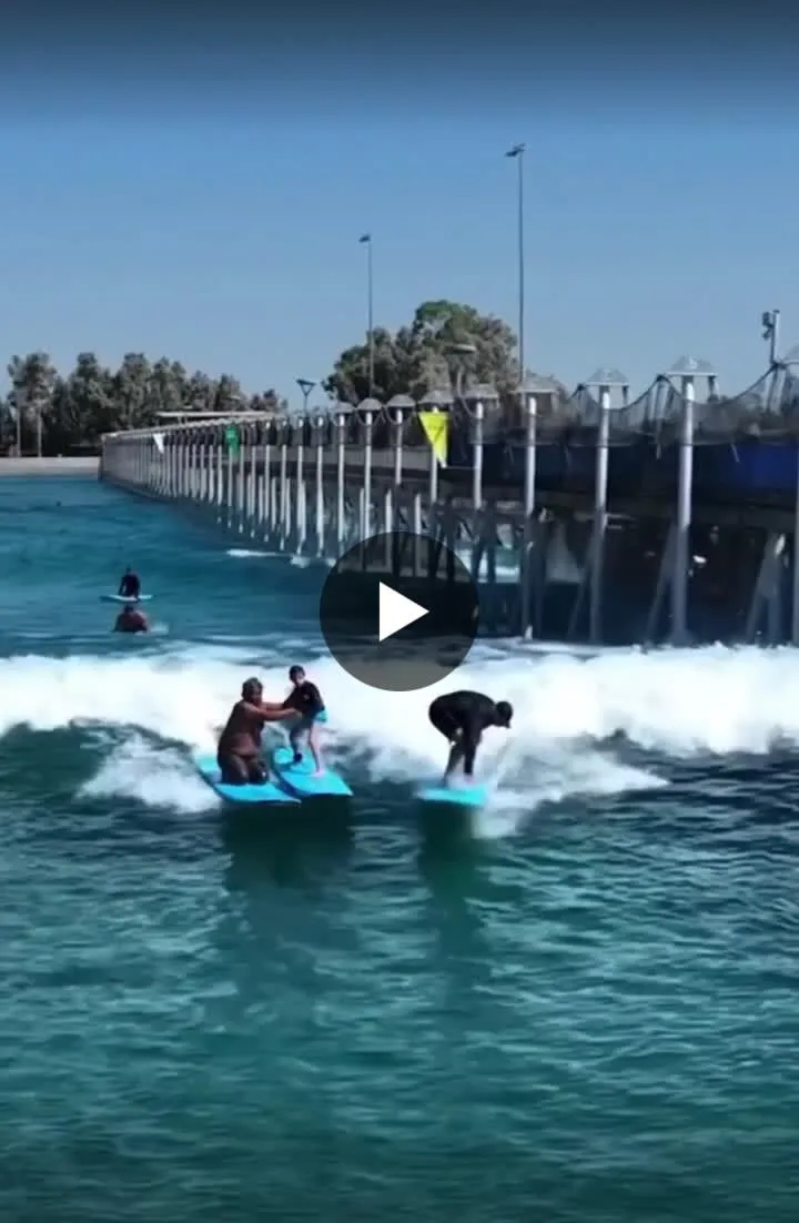 Image: Un prof de surf sauve son élève d'une collision et le remet sur sa planche