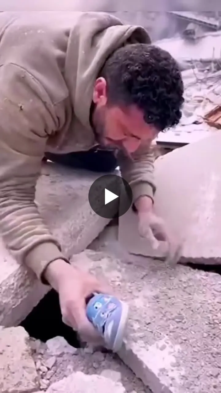 Image: Papa gazaoui qui cherche son enfant dans les décombres d'un immeuble effondré